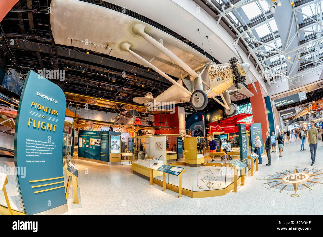 Smithsonian National Air and Space Museum Barron Hilton Pioneers of Flight Exhibition Washington DC // WASHINGTON DC - l'iconico aereo Spirit of St. Louis, pilotato da Charles Lindbergh durante il primo volo transatlantico in solitario nel 1927, è una caratteristica centrale della mostra Barron Hilton Pioneers of Flight. Questa mostra permanente presso lo Smithsonian National Air and Space Museum racconta l'era pionieristica dell'aviazione e della missilistica degli anni '1920 e '1930 Mette in evidenza i progressi tecnologici e l'ingegno umano che hanno spinto i confini del volo. Situato sul National mal Foto Stock