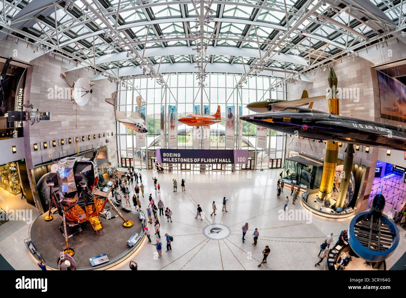 Smithsonian National Air and Space Museum Boeing Milestones of Flight Hall Washington DC // WASHINGTON DC — The Boeing Milestones of Flight Hall presso lo Smithsonian National Air and Space Museum mette in mostra iconici successi aerospaziali. Le mostre principali visibili includono l'Apollo 11 Lunar Module e la Bell X-1 "Glennis glamorous". Questa importante sala celebra importanti pietre miliari nella storia dell'aviazione e dell'esplorazione spaziale. Il museo, parte dello Smithsonian Institution, è un centro di fama mondiale per la storia e la scienza del volo. Situato sul National Mall, è uno dei più visitati Foto Stock