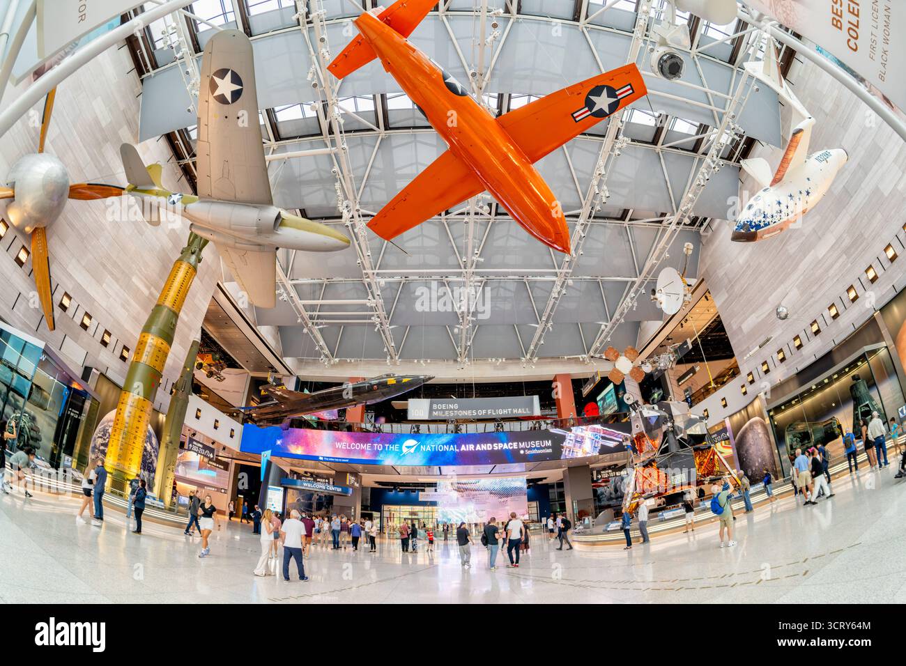 Bell X1 glamorous Glennis Smithsonian National Air and Space Museum Washington DC // WASHINGTON DC - l'iconica Bell X-1 arancione "glamorous Glennis" è una mostra centrale nella Boeing Milestones of Flight Hall allo Smithsonian National Air and Space Museum. Questo aereo ha fatto la storia il 14 ottobre 1947, diventando il primo aereo a volare più veloce della velocità del suono. Pilotato dal capitano dell'aeronautica statunitense Charles E. "Chuck" Yeager, raggiunse Mach 1,06, o 1.127 chilometri (700 miglia) all'ora. Yeager ha chiamato l'aereo in omaggio a sua moglie. Foto Stock