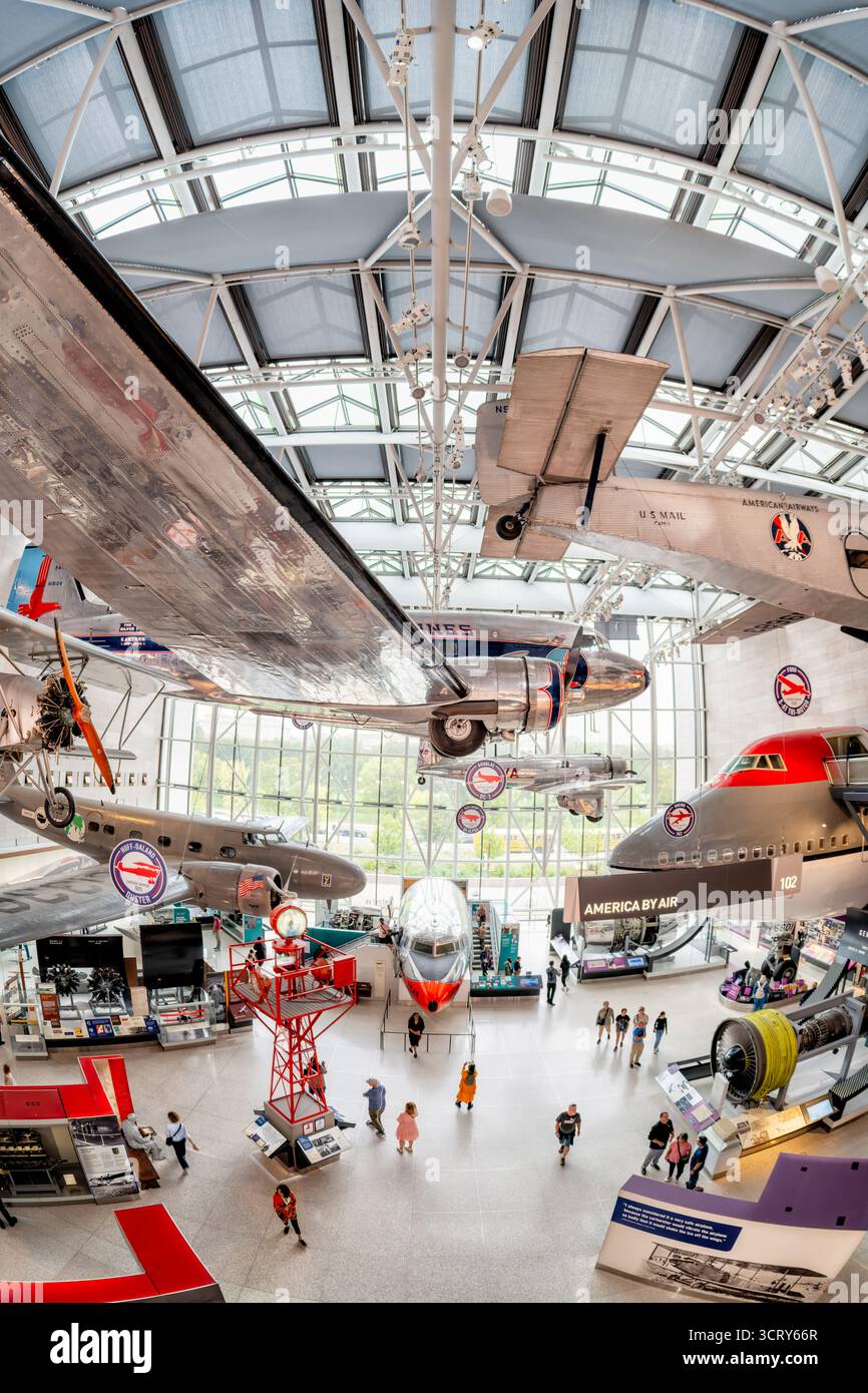 Smithsonian National Air and Space Museum America by Air Exhibition Washington DC // WASHINGTON DC — la mostra America by Air allo Smithsonian National Air and Space Museum mostra la storia del viaggio aereo negli Stati Uniti. Questa grande sala ospita velivoli iconici come un Douglas DC-3, una Ford Tri-Motor e la sezione anteriore di un Boeing 747, che illustra l'evoluzione dell'aviazione commerciale. I visitatori esplorano le pietre miliari e i progressi tecnologici che hanno plasmato il trasporto aereo americano. Il museo, un centro di ricerca e istruzione aerospaziale di fama mondiale, si trova all'interno dell'hotel Foto Stock