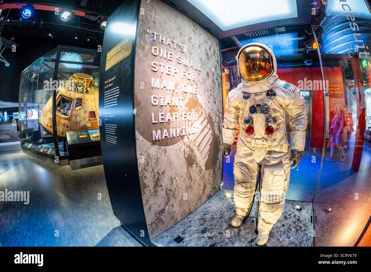Neil Armstrong Apollo 11 National Air and Space Museum Washington DC // WASHINGTON DC — la tuta spaziale Apollo 11 A-7L di Neil Armstrong è in mostra nella mostra Destination Moon al National Air and Space Museum. Questa tuta spaziale lunare fu indossata da Armstrong, comandante della missione Apollo 11, quando divenne il primo uomo a camminare sulla Luna il 20 luglio 1969. In mostra è presente anche il modulo di comando dell'Apollo 11 Columbia. La tuta spaziale A-7L, prodotta da ILC Industries Inc., è stata progettata per attività extra-veicolari, fornendo un ambiente vitale e il massimo Foto Stock