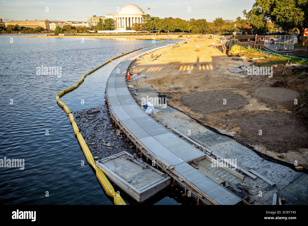 Tidal Basin Seawall Reconstruction Project Washington DC // WASHINGTON DC - il cantiere del Tidal Basin Seawall Reconstruction Project è stato inaugurato il 2 ottobre 2025 e presenta nuove sezioni di diga in cemento installate lungo il bordo dell'acqua. Questo vasto progetto infrastrutturale affronta i problemi critici di cedimento e inondazione che minacciano monumenti iconici, tra cui il Jefferson Memorial. Gestito dal National Park Service, lo sforzo pluriennale prevede la riorganizzazione e la ricostruzione dello storico bacino marino per proteggere il bacino delle maree. Il bacino delle maree è un bacino artificiale e un importante Featur Foto Stock