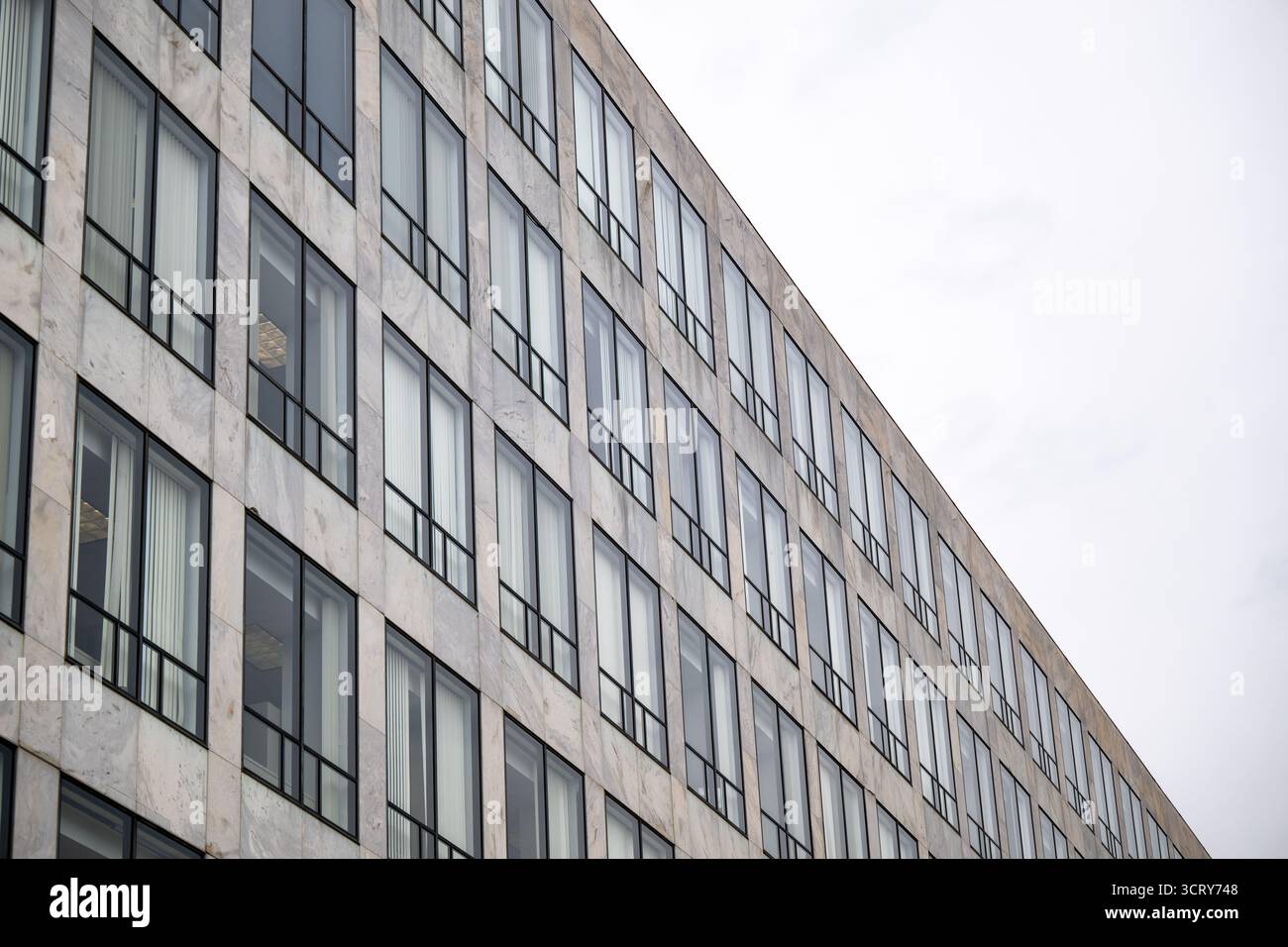 FAA Headquarters Building Washington DC // WASHINGTON DC — l'esterno del quartier generale della Federal Aviation Administration (FAA) è visibile contro un cielo nuvoloso. Questo moderno edificio per uffici, situato al 800 di Independence Avenue SW, funge da principale centro amministrativo della FAA. La Federal Aviation Administration è l'agenzia del governo degli Stati Uniti responsabile della regolamentazione e della supervisione di tutti gli aspetti dell'aviazione civile nel paese. L'edificio del quartier generale è stato completato nel 1963. Foto Stock