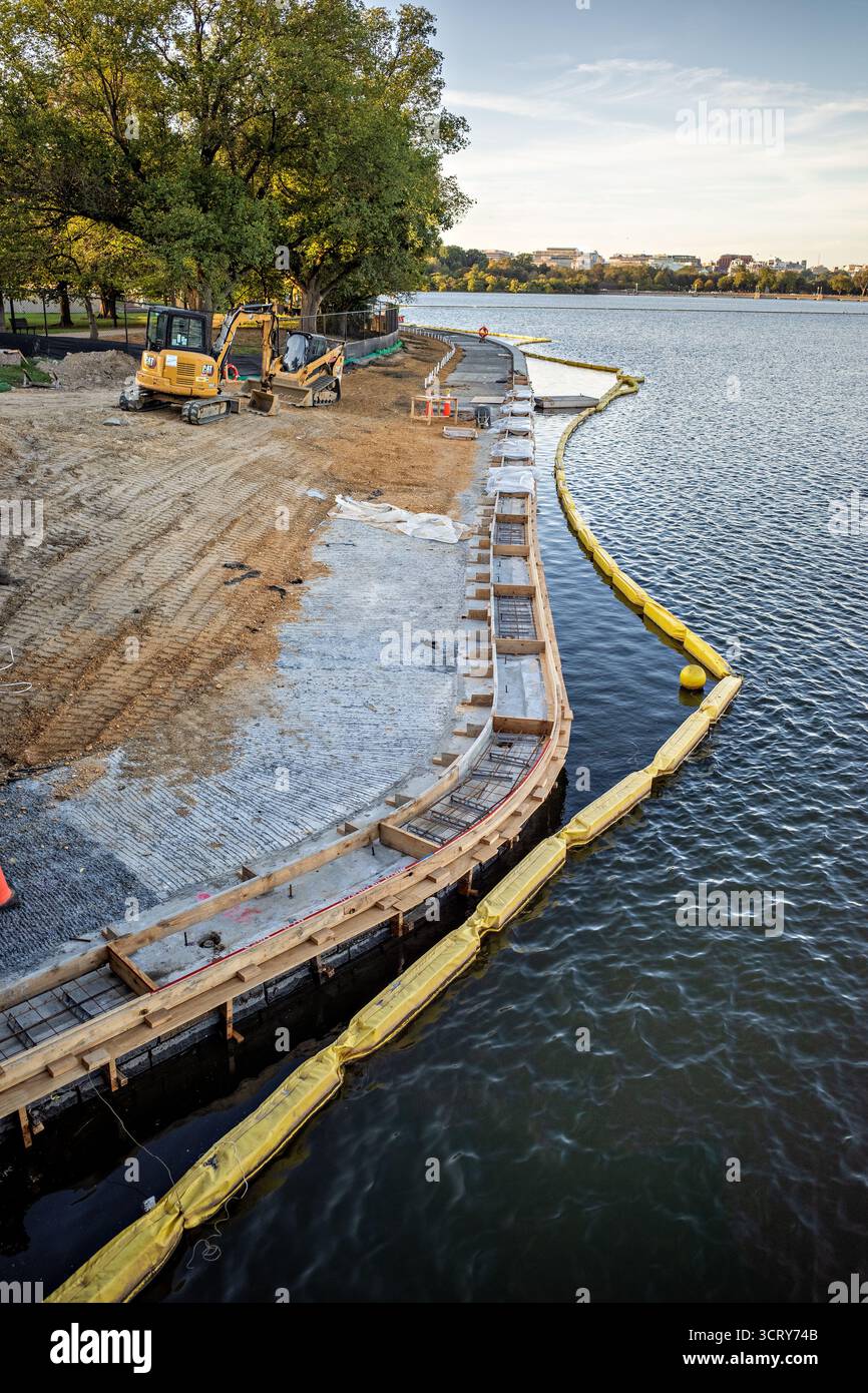 Tidal Basin Seawall Reconstruction Project Washington DC // WASHINGTON DC — il cantiere del Tidal Basin Seawall Reconstruction Project è stato visto il 2 ottobre 2025 da Inlet Bridge. Sono in corso lavori di costruzione per ricostruire le dighe che si deteriorano intorno al bacino delle maree, un progetto infrastrutturale fondamentale. Questa iniziativa affronta il problema del cedimento e protegge gli iconici ciliegi e i monumenti circostanti. Il progetto è gestito dal National Park Service per preservare questa zona storica. La vista si affaccia a nord verso il Franklin Delano Roosevelt Memorial e il National Mall. Foto Stock