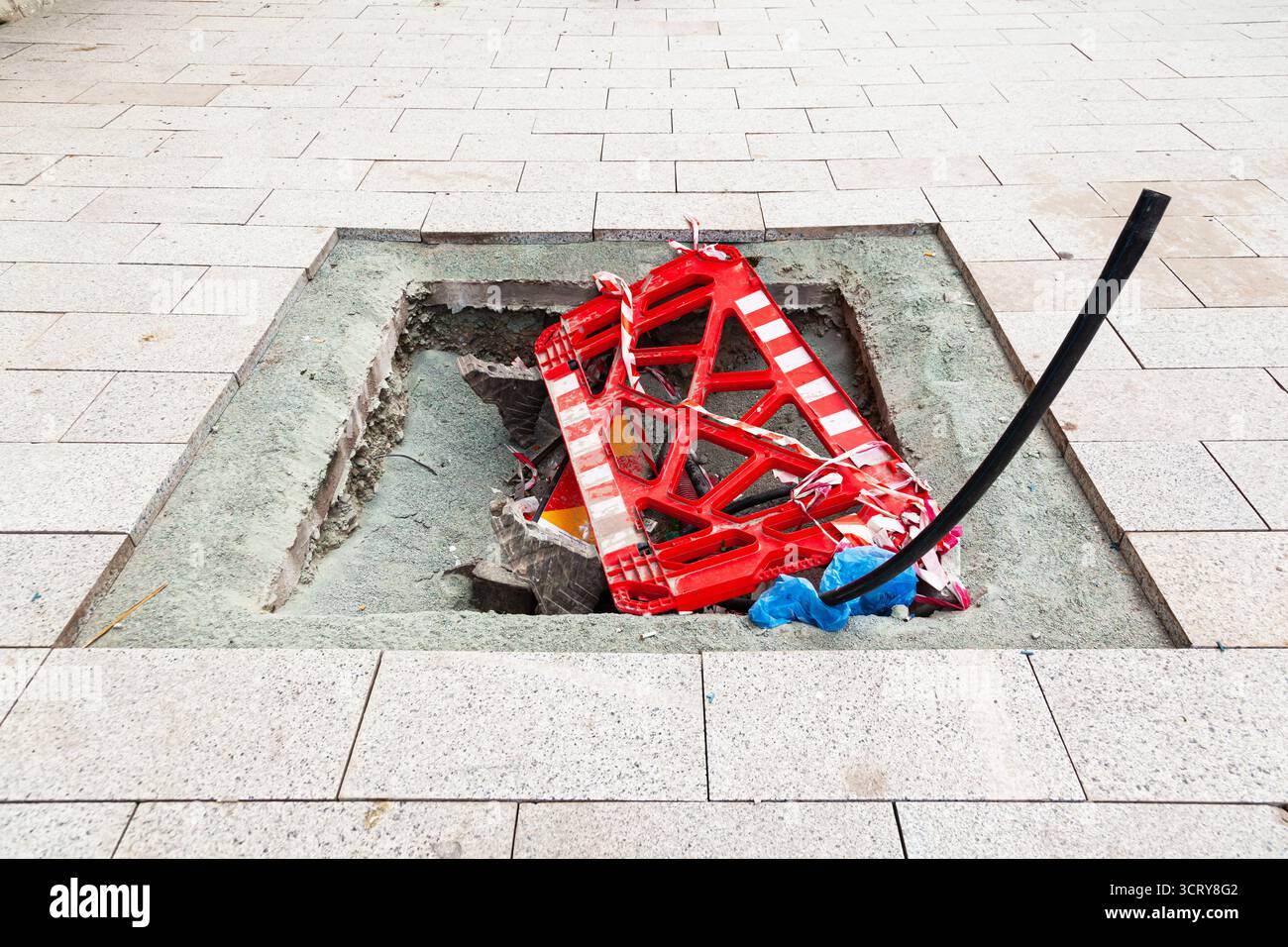 Una recinzione di plastica rossa in città. Foto Stock
