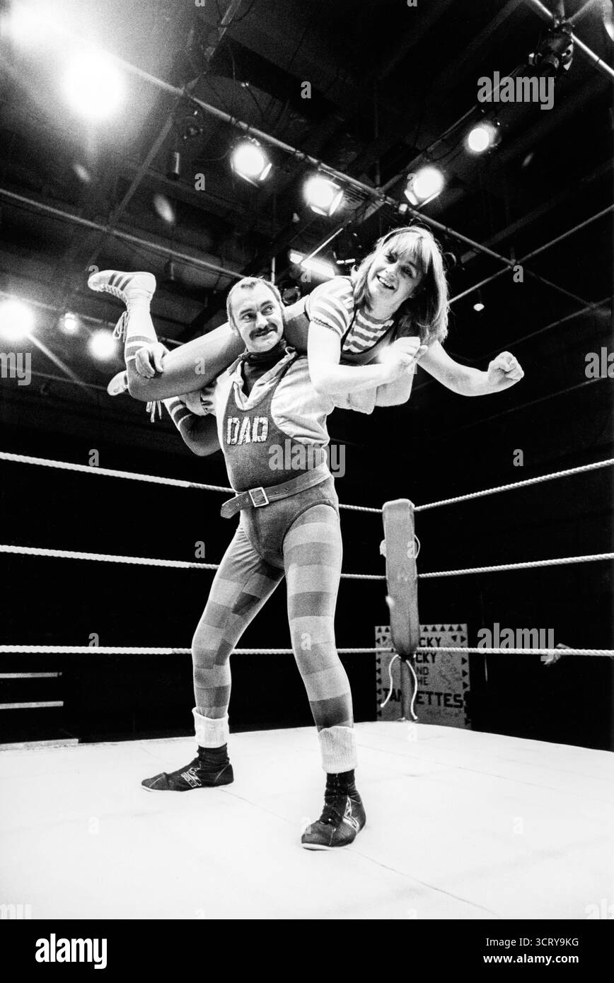 Frank Ellis (papà di Tanzi), Noreen Kershaw (Tanzi) a TRAFFORD TANZI di Claire Luckham al Lyric Hammersmith Studio, Londra W6 20/11/1981 musica: Chris Monks design: Ellen Cairns illuminazione: Colin Scott allenatore di wrestling: Mitzi Mueller regista: Chris Bond Foto Stock