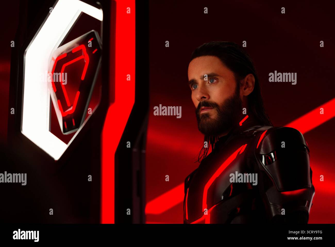 Tron: Ares (2025) diretto da Joachim Rønning e interpretato da Jared Leto come un programma avanzato di intelligenza artificiale che entra nel mondo reale, scatenando il primo incontro dell'umanità. Foto pubblicitarie SOLO PER USO EDITORIALE. Crediti: BFA / Walt Disney Studios Motion Pictures Foto Stock
