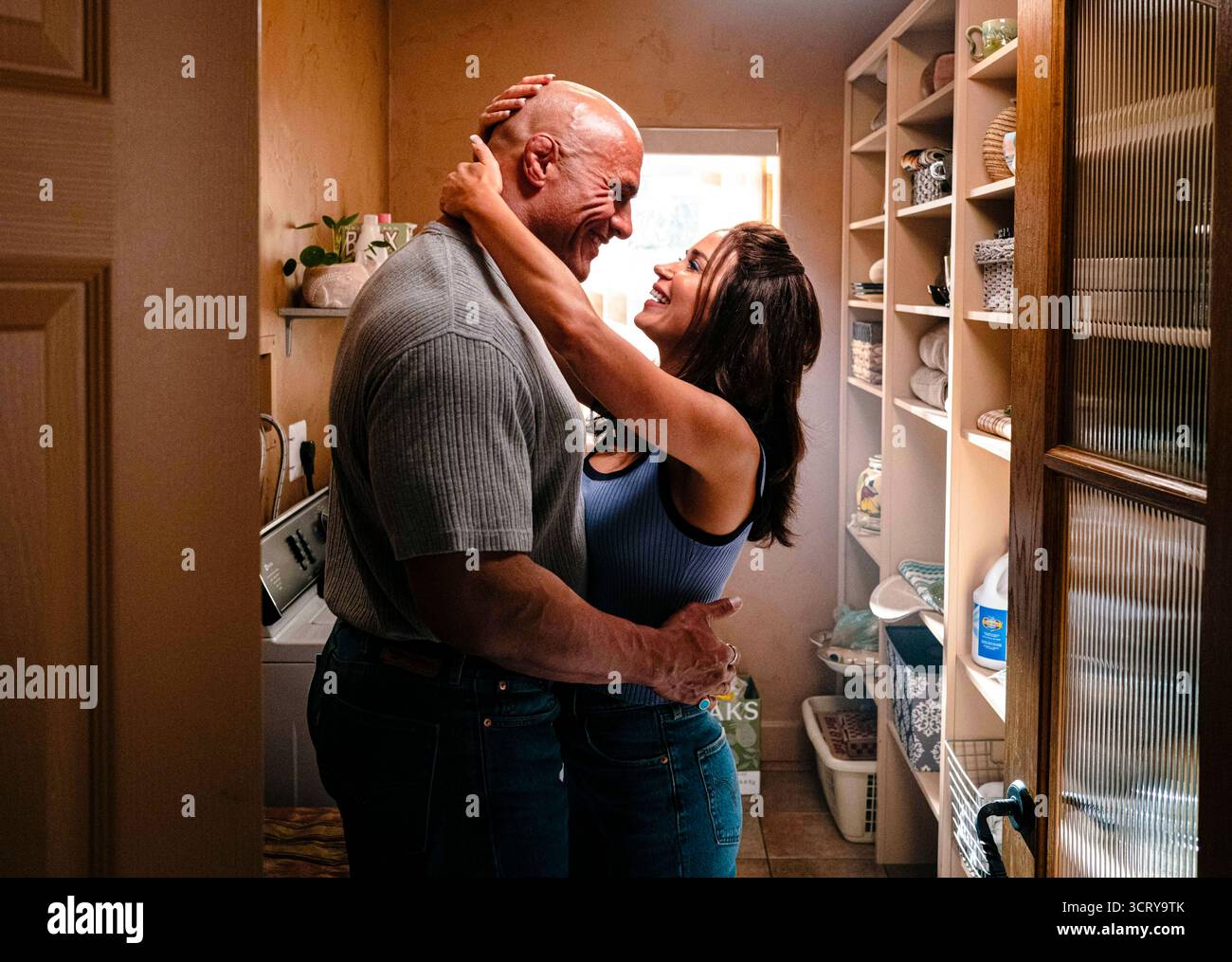 The Smashing Machine (2025) diretto da Benny Safdie e interpretato da Emily Bluntin nel ruolo di Dawn Staples e Dwayne Johnson nel ruolo del combattente MMA Mark Kerr in questo film biografico sulla sua tumultuosa carriera e battaglie personali. La pubblicità è ancora SOLO PER USO EDITORIALE. Credito: BFA / A24 Foto Stock