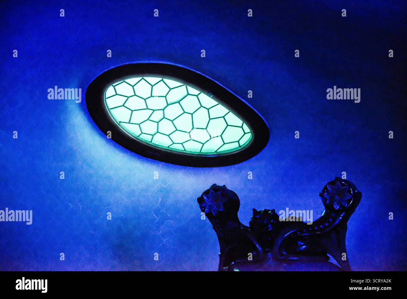 Barcellona, Spagna - 13 luglio 2025: Arredi e luci fantastici nella Casa Batlo di Bacelone, Spagna Foto Stock