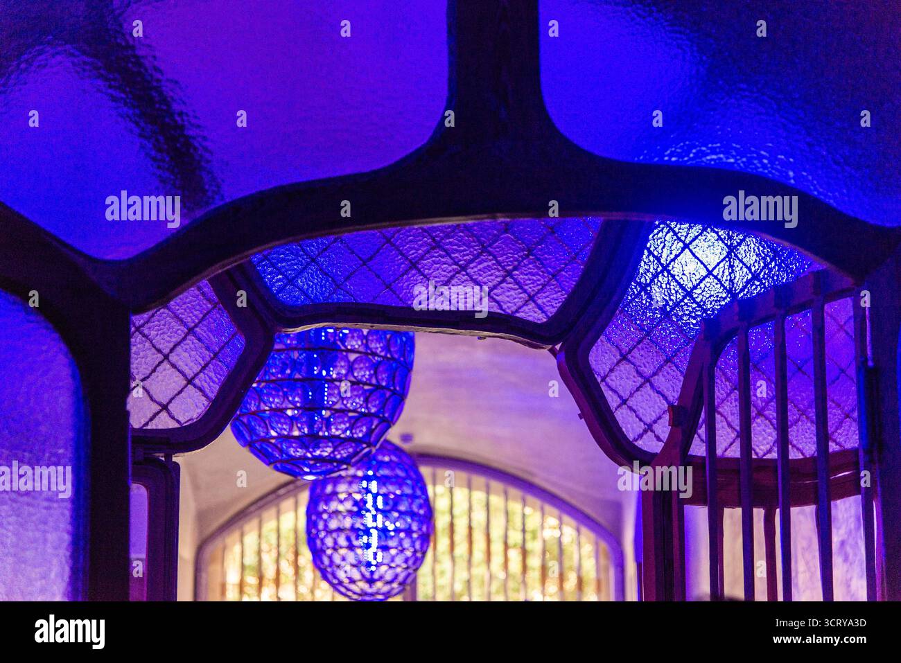 Barcellona, Spagna - 13 luglio 2025: Arredi e luci fantastici nella Casa Batlo di Bacelone, Spagna Foto Stock