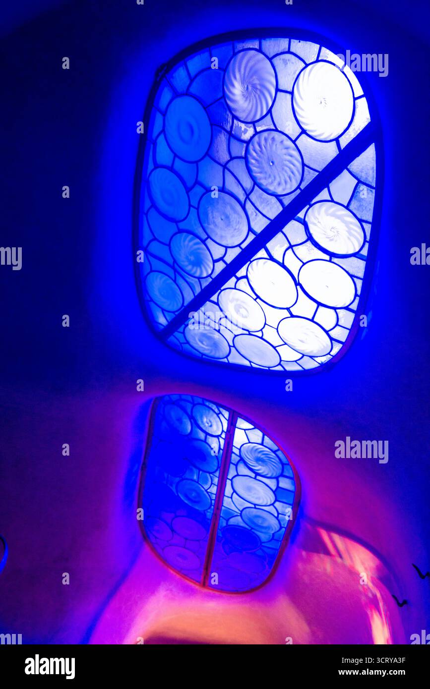 Barcellona, Spagna - 13 luglio 2025: Arredi e luci fantastici nella Casa Batlo di Bacelone, Spagna Foto Stock