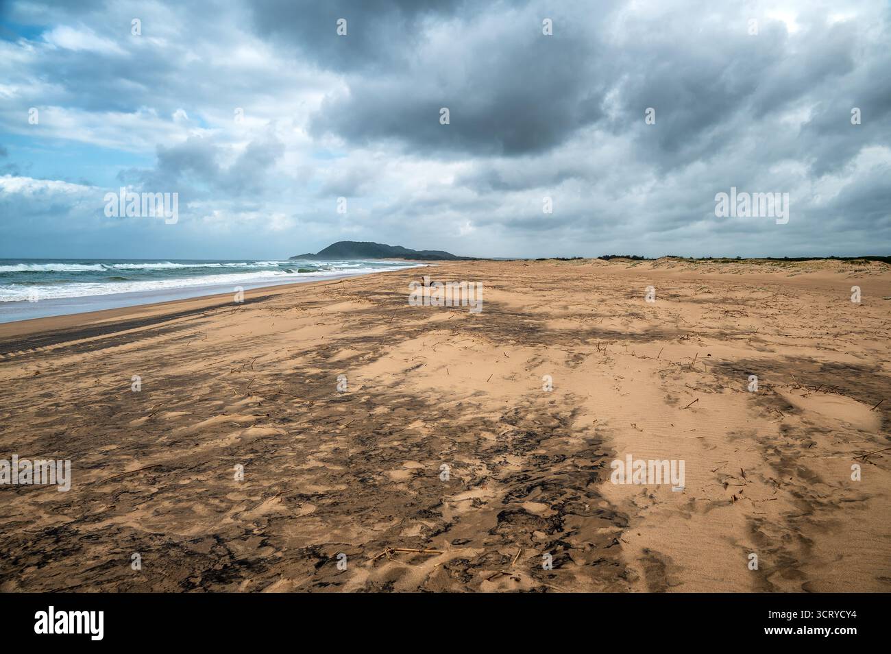 Spiaggia in un giorno coperto a St Lucia, Sud Africa Foto Stock