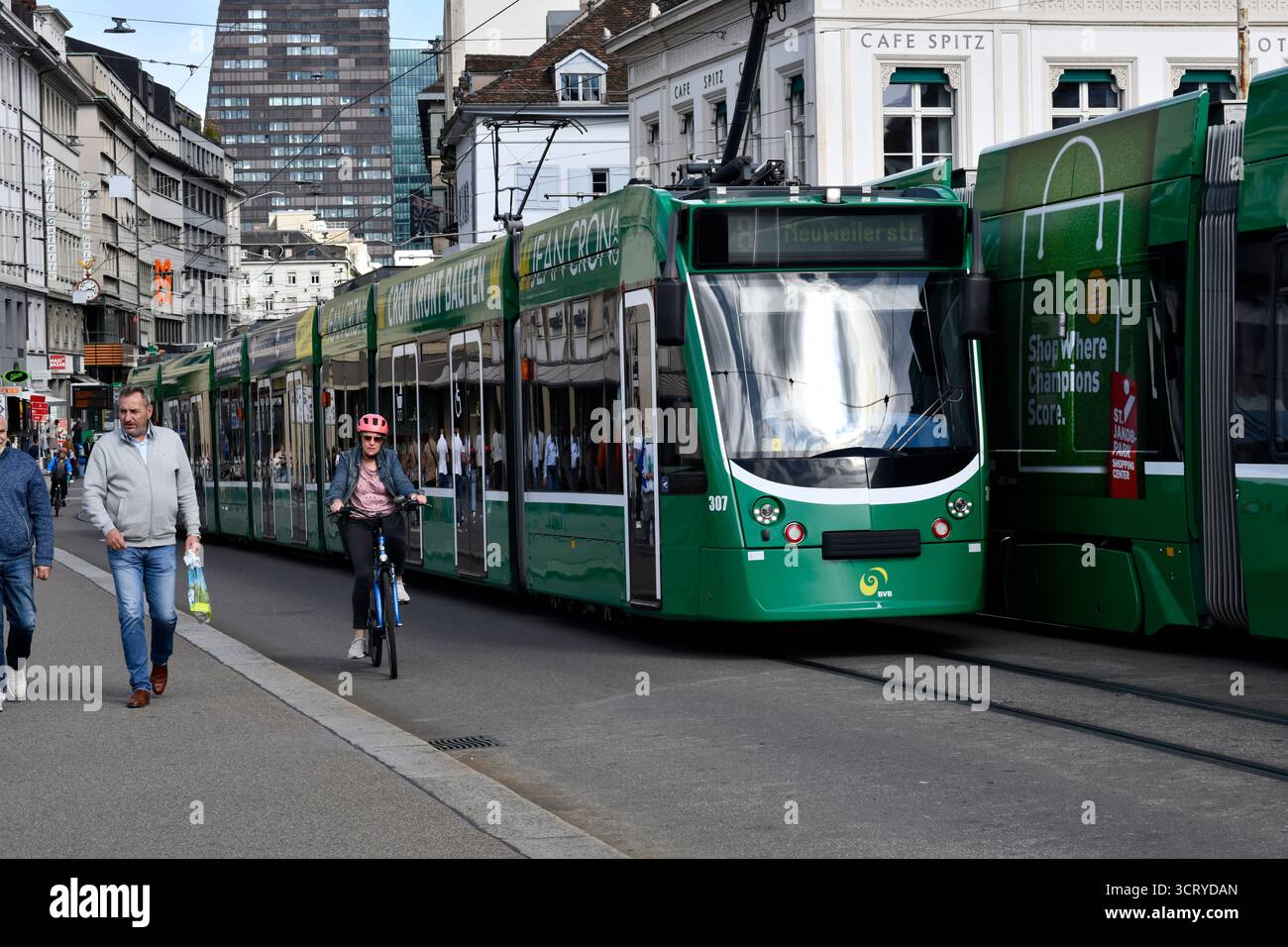 Trasporto pubblico tram elettrici che attraversano il Ponte intermedio di Basilea nella Svizzera nord-occidentale Foto Stock
