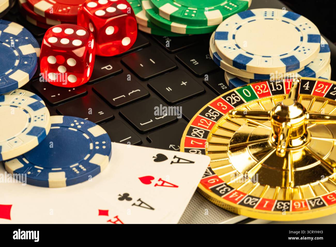 L'immagine mostra un ambiente da casinò con una roulette wheel, chip da poker, asso delle carte da gioco e re, suggerendo giochi da gioco utilizzati per il marketing di casinò e Foto Stock