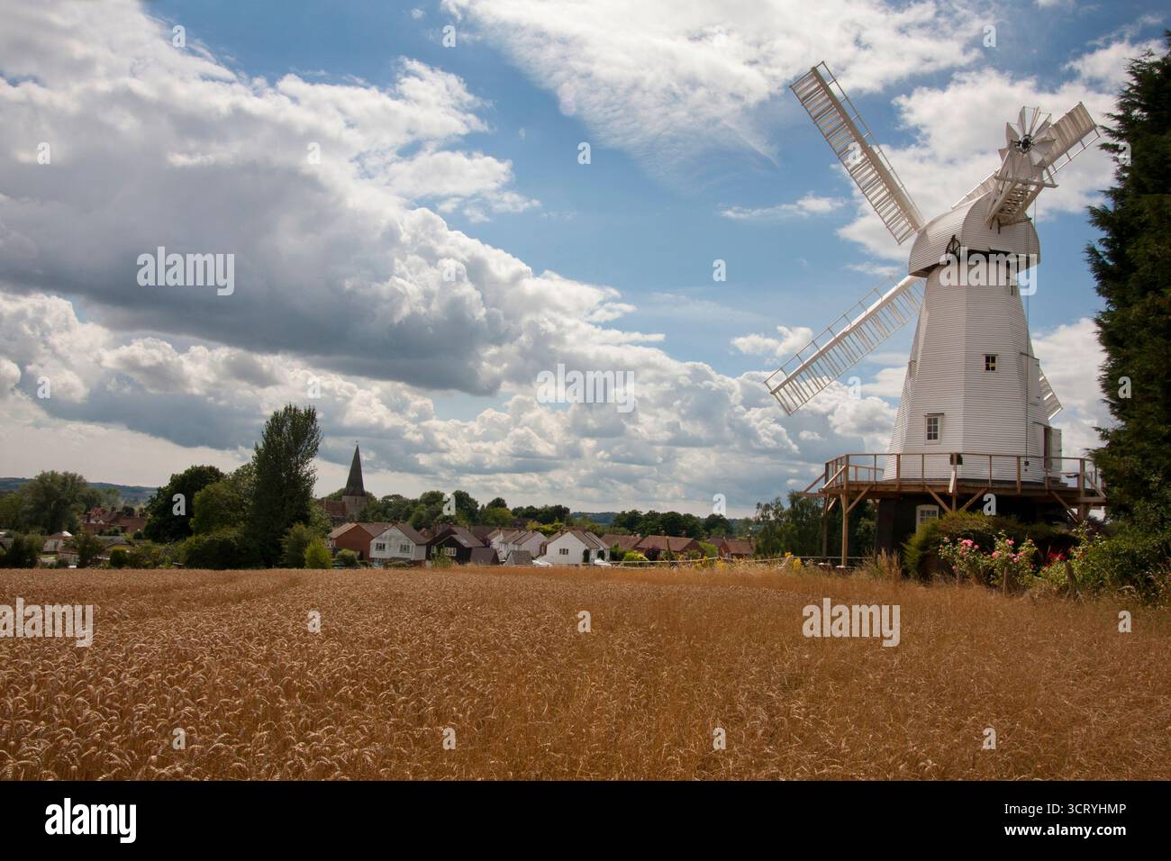 Woodchurch Smock Mill si trova nel paesaggio di Kentish, Kent, Inghilterra Foto Stock