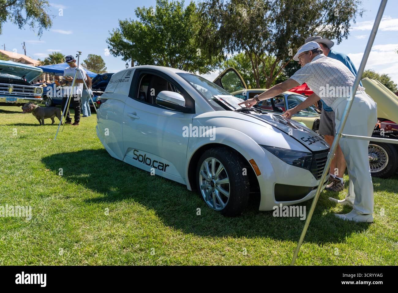 Boulder City, NV USA - settembre 27 2025: Evento Wurst Dam Car Show con veicoli classici americani e importati al Wilbur Square Park di Boulder C. Foto Stock