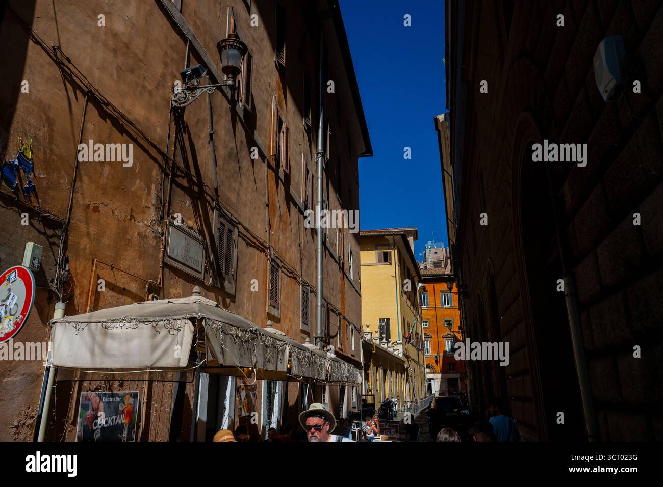 Strade della città e architettura nel centro di Roma durante l'estate con cielo azzurro e sole luminoso Foto Stock