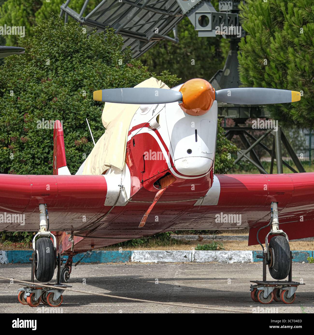 Un aereo da addestramento acrobatico rosso e bianco in mostra presso un museo dell'aviazione turco, utilizzato per l'istruzione dei piloti e l'addestramento per le esibizioni aeree. Foto Stock