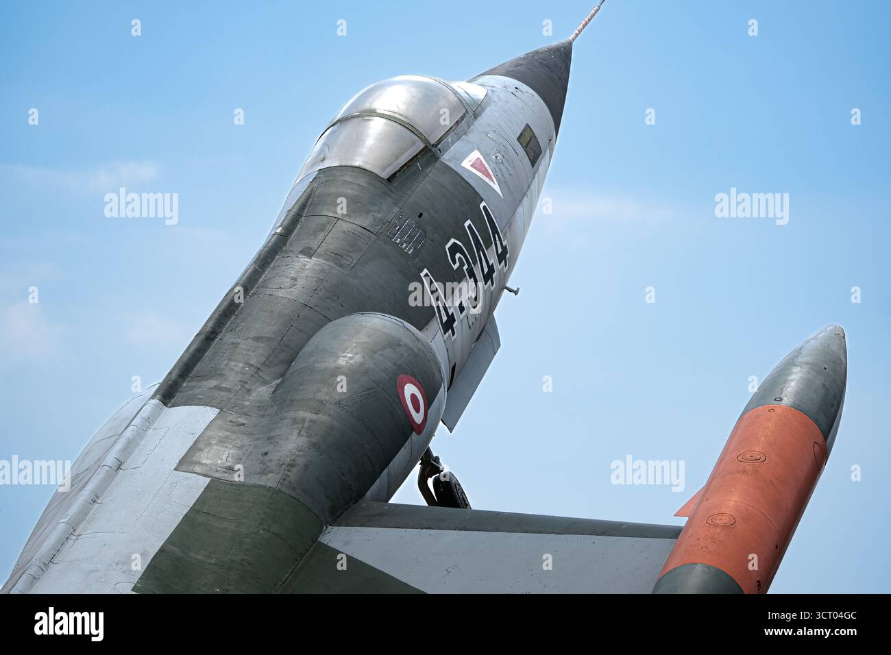 Primo piano della sezione di coda di un jet dell'aeronautica turca in mostra in un museo dell'aviazione, che mostra il design e la conservazione dell'epoca della Guerra fredda. Foto Stock