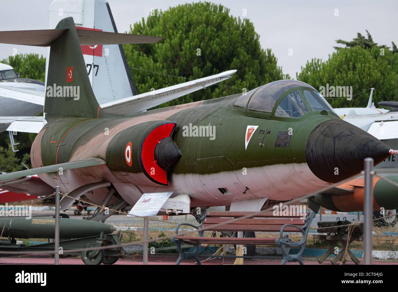 Un aereo da caccia in pensione esposto in un museo dell'aeronautica turca, simboleggiando la tecnologia dell'aviazione militare dell'era della Guerra fredda. Foto Stock