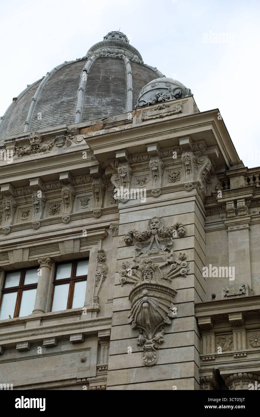 Dettaglio architettonico del Museo Nazionale di storia rumena, costruito come ufficio postale a Bucarest Foto Stock