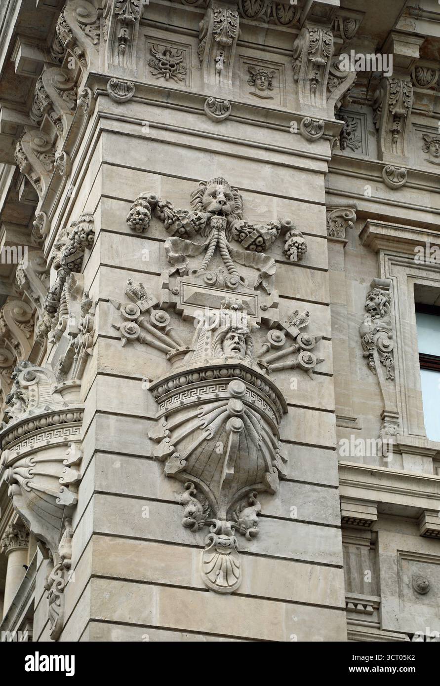 Dettaglio architettonico del Museo Nazionale di storia rumena, costruito come ufficio postale a Bucarest Foto Stock