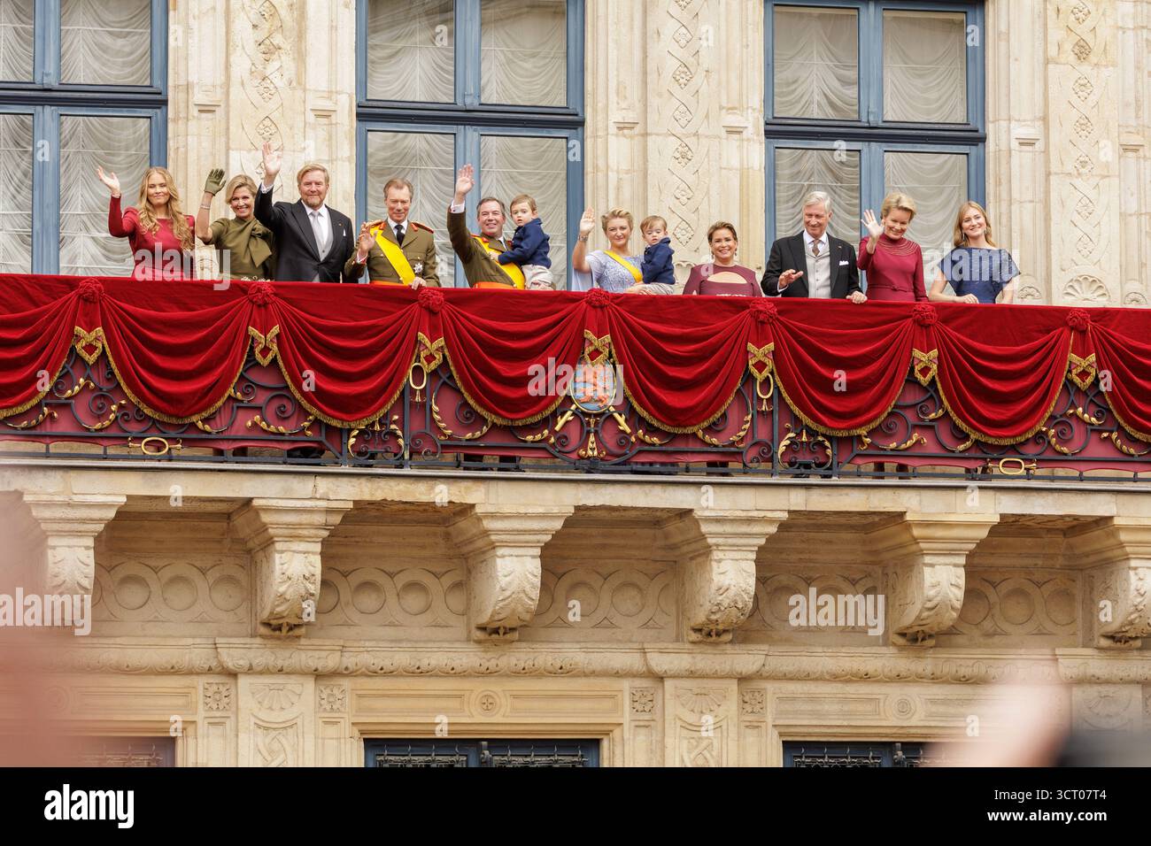 Lussemburgo, Lussemburgo. 3 ottobre 2025. La famiglia granducale del Lussemburgo e i reali del Benelux appaiono sul balcone del Palazzo Granducale durante le celebrazioni per la transizione al trono a Lussemburgo, Lussemburgo, il 3 ottobre 2025. Nella foto sono raffigurati la principessa Alessandra di Lussemburgo, la regina Maxima dei Paesi Bassi, il re Willem-Alexander dei Paesi Bassi, il granduca Enrico di Lussemburgo, il granduca ereditario Guillaume di Lussemburgo con suo figlio, la granduchessa ereditaria Stephanie di Lussemburgo con suo figlio, la granduchessa Maria Teresa di Lussemburgo, il re Filippo del Belgio, la regina Matilde di Lussemburgo Foto Stock