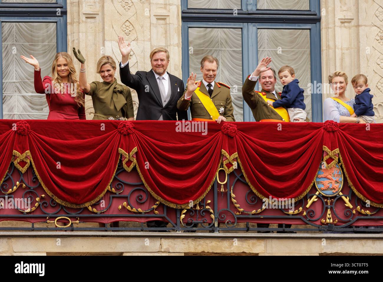 Lussemburgo, Lussemburgo. 3 ottobre 2025. La famiglia granducale del Lussemburgo e i reali del Benelux appaiono sul balcone del Palazzo Granducale durante le celebrazioni per la transizione al trono a Lussemburgo, Lussemburgo, il 3 ottobre 2025. Nella foto sono raffigurati la principessa Alessandra di Lussemburgo, la regina Maxima dei Paesi Bassi, il re Willem-Alexander dei Paesi Bassi, il granduca Enrico di Lussemburgo, il granduca ereditario Guillaume di Lussemburgo con suo figlio, la granduchessa ereditaria Stephanie di Lussemburgo con suo figlio, la granduchessa Maria Teresa di Lussemburgo, il re Filippo del Belgio, la regina Matilde di Lussemburgo Foto Stock