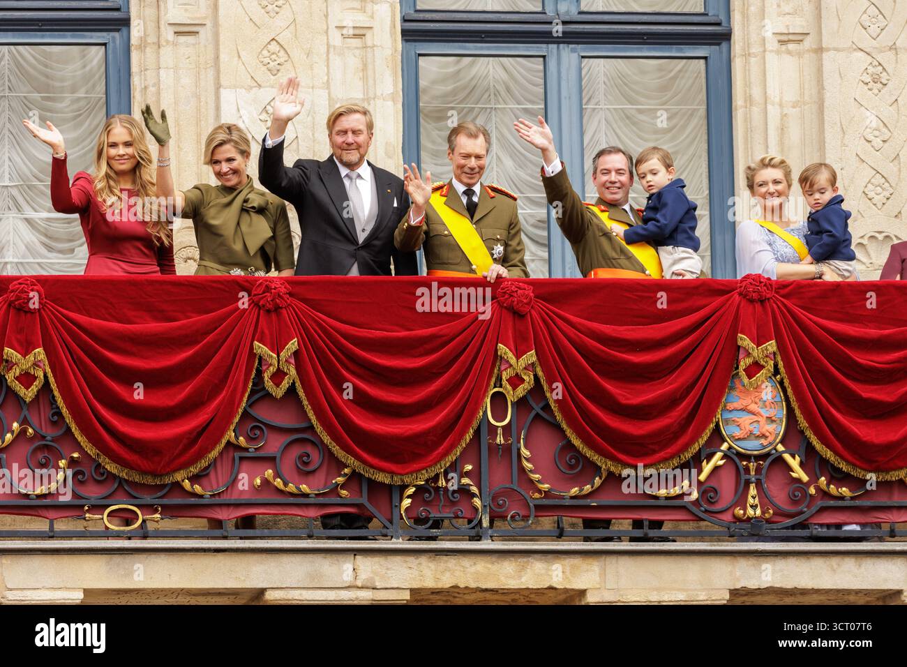 Lussemburgo, Lussemburgo. 3 ottobre 2025. La famiglia granducale del Lussemburgo e i reali del Benelux appaiono sul balcone del Palazzo Granducale durante le celebrazioni per la transizione al trono a Lussemburgo, Lussemburgo, il 3 ottobre 2025. Nella foto sono raffigurati la principessa Alessandra di Lussemburgo, la regina Maxima dei Paesi Bassi, il re Willem-Alexander dei Paesi Bassi, il granduca Enrico di Lussemburgo, il granduca ereditario Guillaume di Lussemburgo con suo figlio, la granduchessa ereditaria Stephanie di Lussemburgo con suo figlio, la granduchessa Maria Teresa di Lussemburgo, il re Filippo del Belgio, la regina Matilde di Lussemburgo Foto Stock