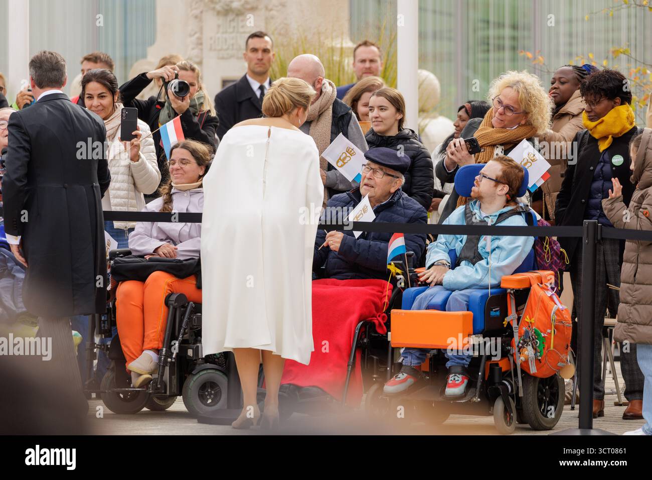 Lussemburgo, Lussemburgo. 3 ottobre 2025. Il nuovo Granduca Guillaume e la Granduchessa Stéphanie di Lussemburgo si incontrano con il pubblico in Place Guillaume II (Municipio), Lussemburgo, il 3 ottobre 2025 durante le celebrazioni per la transizione al trono. Crediti: Aleksandr Nagornyi/Alamy Live News Foto Stock