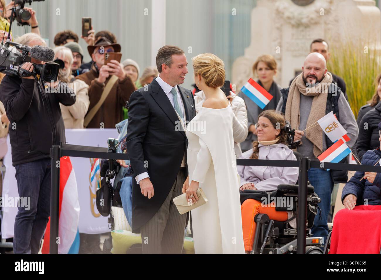 Lussemburgo, Lussemburgo. 3 ottobre 2025. Il nuovo Granduca Guillaume e la Granduchessa Stéphanie di Lussemburgo si incontrano con il pubblico in Place Guillaume II (Municipio), Lussemburgo, il 3 ottobre 2025 durante le celebrazioni per la transizione al trono. Crediti: Aleksandr Nagornyi/Alamy Live News Foto Stock