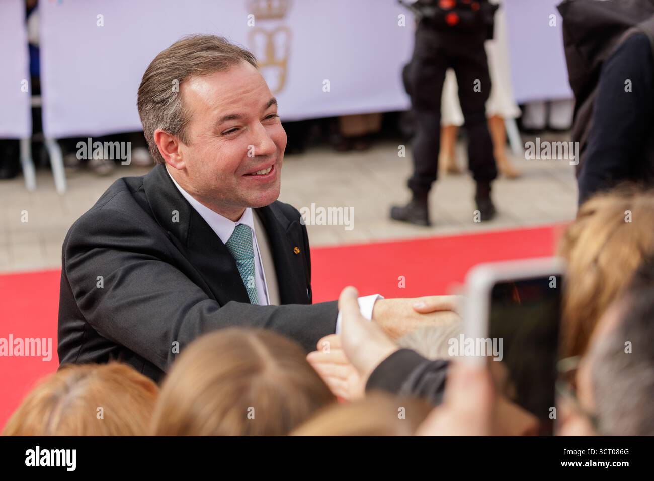 Lussemburgo, Lussemburgo. 3 ottobre 2025. Il nuovo Granduca Guillaume e la Granduchessa Stéphanie di Lussemburgo si incontrano con il pubblico in Place Guillaume II (Municipio), Lussemburgo, il 3 ottobre 2025 durante le celebrazioni per la transizione al trono. Crediti: Aleksandr Nagornyi/Alamy Live News Foto Stock