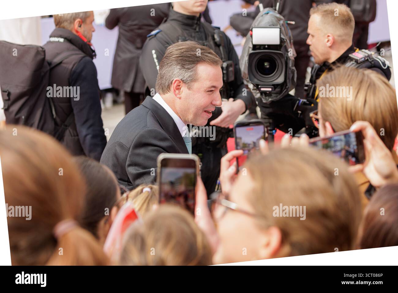 Lussemburgo, Lussemburgo. 3 ottobre 2025. Il nuovo Granduca Guillaume e la Granduchessa Stéphanie di Lussemburgo si incontrano con il pubblico in Place Guillaume II (Municipio), Lussemburgo, il 3 ottobre 2025 durante le celebrazioni per la transizione al trono. Crediti: Aleksandr Nagornyi/Alamy Live News Foto Stock