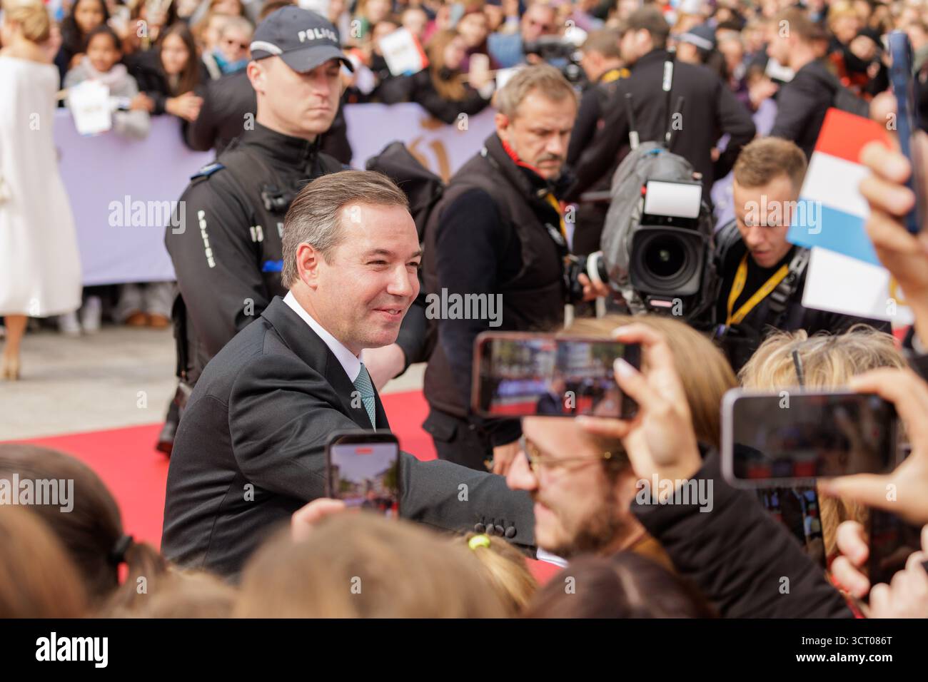 Lussemburgo, Lussemburgo. 3 ottobre 2025. Il nuovo Granduca Guillaume e la Granduchessa Stéphanie di Lussemburgo si incontrano con il pubblico in Place Guillaume II (Municipio), Lussemburgo, il 3 ottobre 2025 durante le celebrazioni per la transizione al trono. Crediti: Aleksandr Nagornyi/Alamy Live News Foto Stock