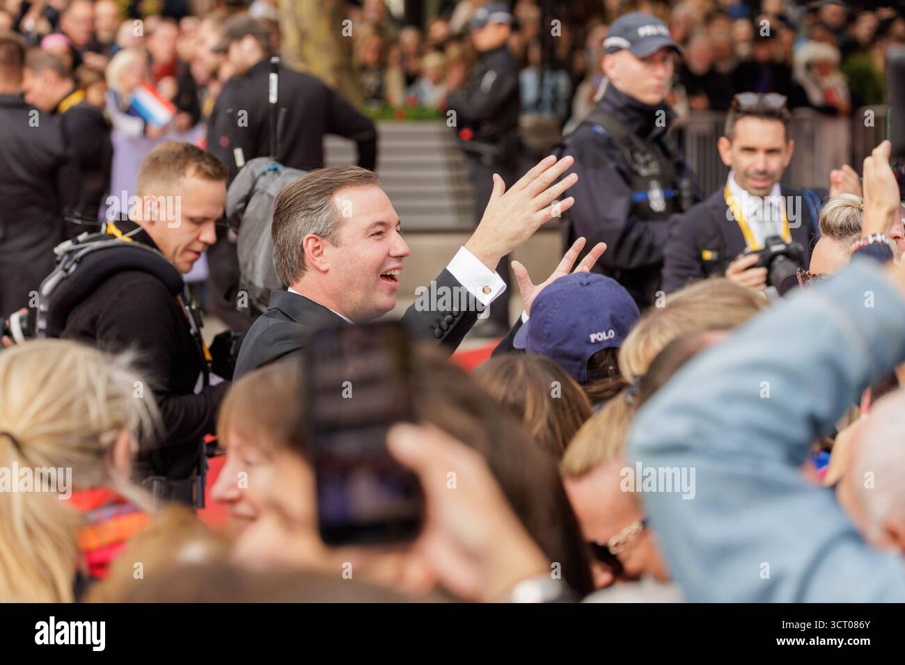 Lussemburgo, Lussemburgo. 3 ottobre 2025. Il nuovo Granduca Guillaume e la Granduchessa Stéphanie di Lussemburgo si incontrano con il pubblico in Place Guillaume II (Municipio), Lussemburgo, il 3 ottobre 2025 durante le celebrazioni per la transizione al trono. Crediti: Aleksandr Nagornyi/Alamy Live News Foto Stock