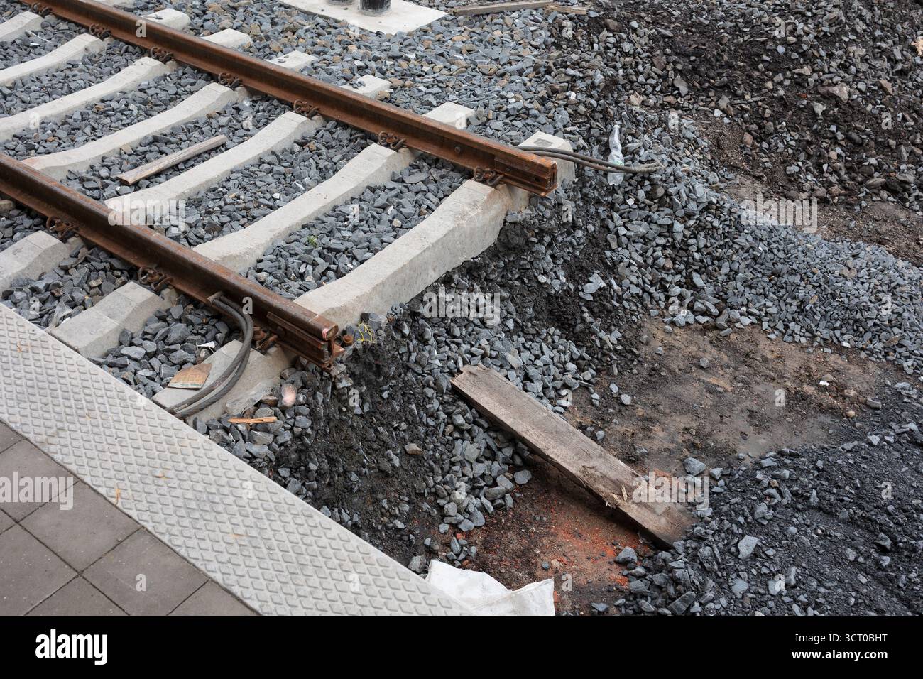 Perturbazioni della ferrovia e dei binari ferroviari. Manca una parte della rotaia - ostacolo e barriera sulla linea. Incidenti di trasporto e danni o infrastrutture Foto Stock