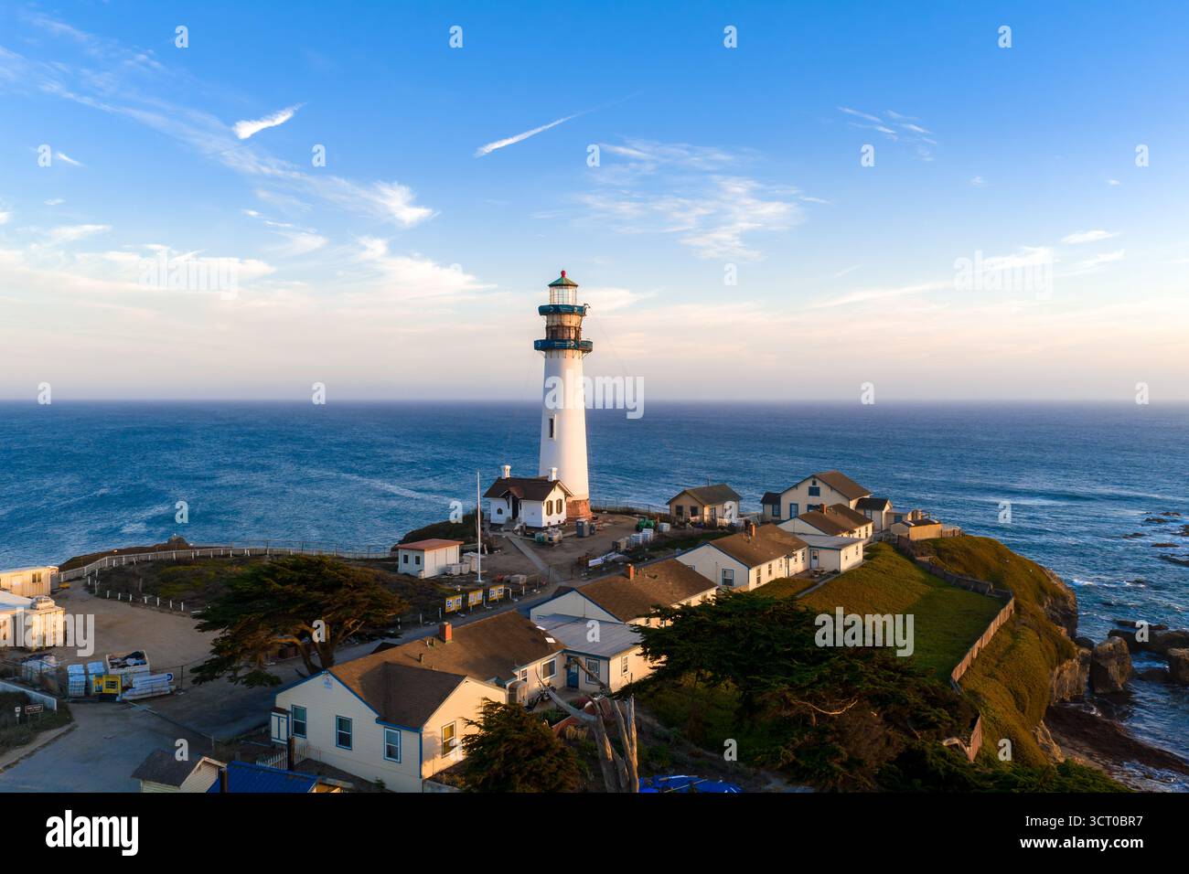 Veduta aerea del faro di Pigeon Point al tramonto in California Foto Stock