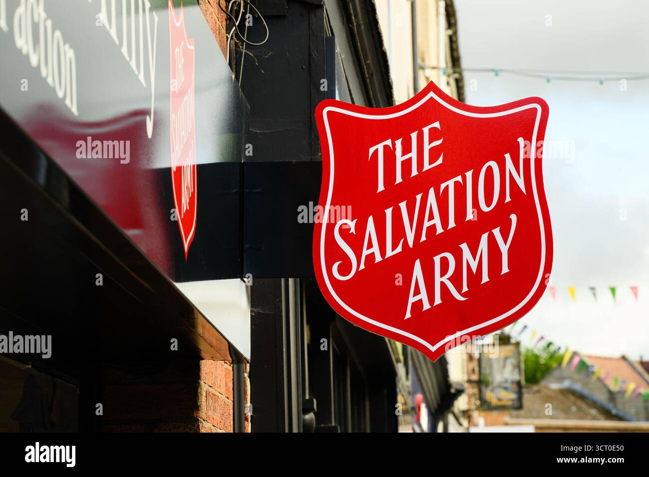 Oswestry, Inghilterra, Regno Unito - 29 agosto 2025; firma per l'Esercito della salvezza una chiesa cristiana e un ente di beneficenza registrato Foto Stock