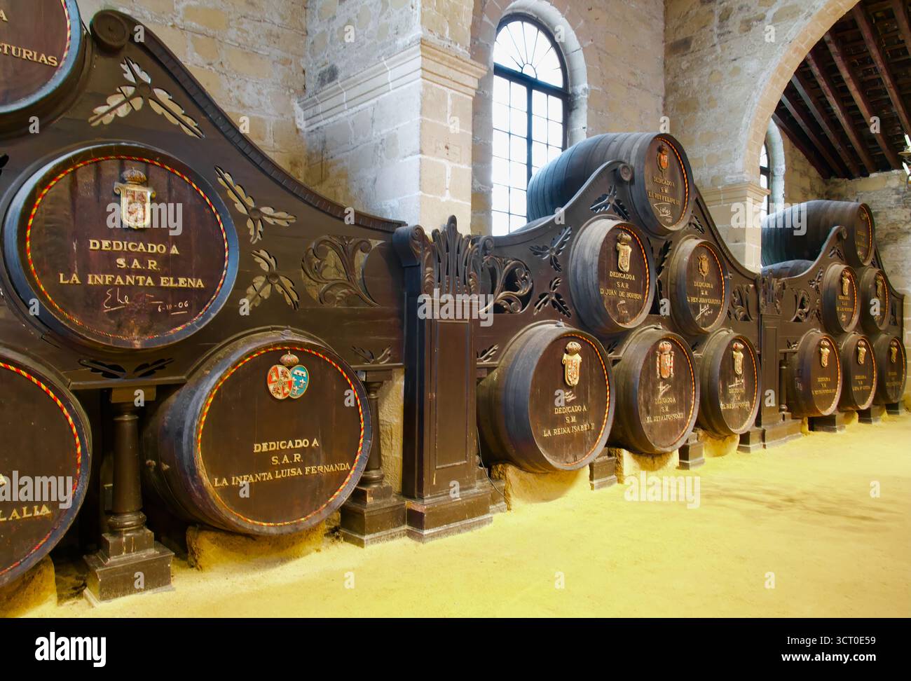 Barili di Sherry dedicati ai membri della famiglia reale la Infanta Elena King Felipe Gonzalez Byass bodegas Jerez de la Frontera Cádiz Andalusia Spagna Europa Foto Stock