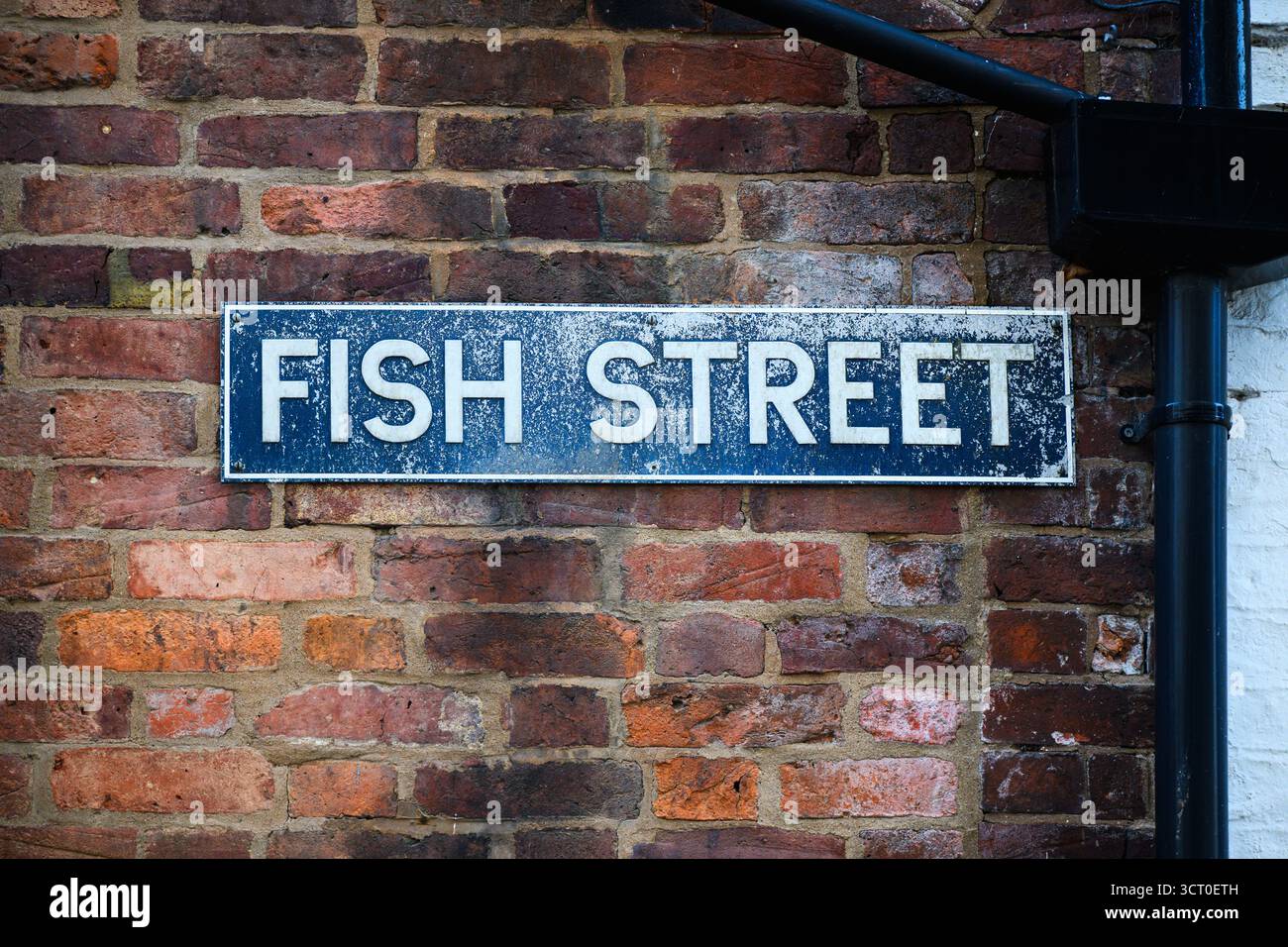 Insegna bianca e blu sulla medievale Fish Street nella storica Shrewsbury, Regno Unito Foto Stock