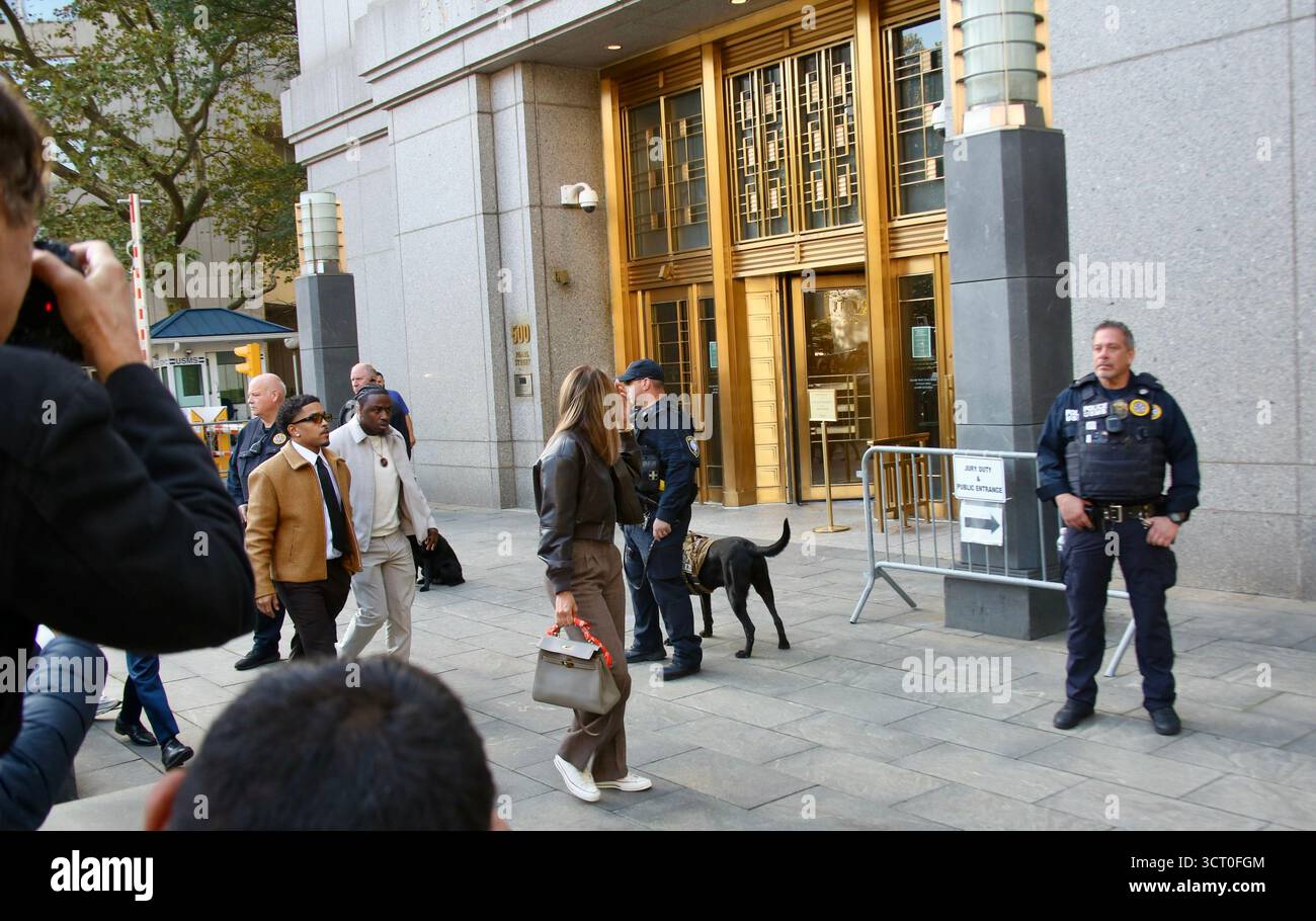 3 ottobre 2025, New York City, New York: (NUOVO) Sean Ã¢â‚¬Å“DiddyÃ¢â‚¬Â Combs sentenziamento per colpevole di cospirazione racketeering. 3 ottobre 2025, New York, USA: Alcuni dei figli di Sean Ã¢â‚¬Å“DiddyÃ¢â‚¬Â Combs arrivano alla corte dove ''Diddy'' sarà condannato venerdì (3) dal giudice Arun Subramanian su 2 delle 5 accuse della giuria di otto uomini e quattro donne alla corte distrettuale degli Stati Uniti a Lower Manhattan. Viene giudicato colpevole di accusa 3: Trasporto per prostituzione e accusa 5: Trasporto per prostituzione, mentre non colpevole di accusa 1: Cospirazione per racket Foto Stock