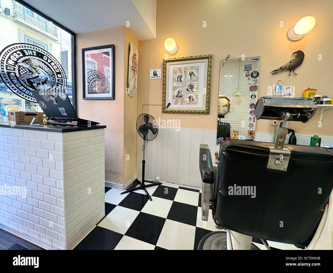 Barbiere maschile The Crow nel centro di Lisbona, Portogallo - Immagine stock catturata con smartphone