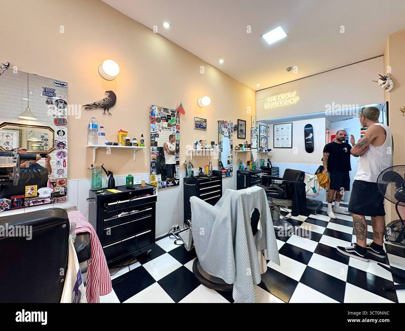 Lisbona, Portogallo, barbiere uomo Crow nel centro della città, vista interna dei barbieri con parrucchieri maschili - Immagine stock catturata con smartphone