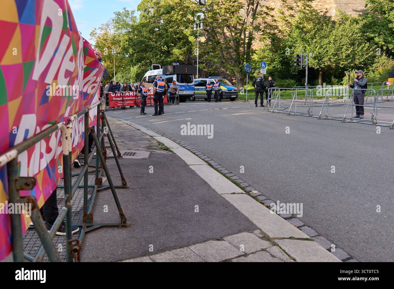 Altenburg, Germania – 03.10.2025: Manifestazione pacifica contro una marcia di destra Foto Stock