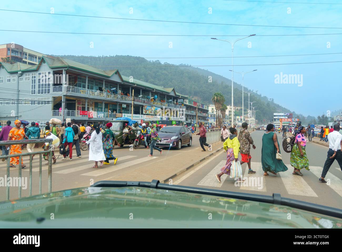 Kigali Ruanda - 4 settembre 2025; persone in strada e attraversamento pedonale nel distretto urbano. Foto Stock