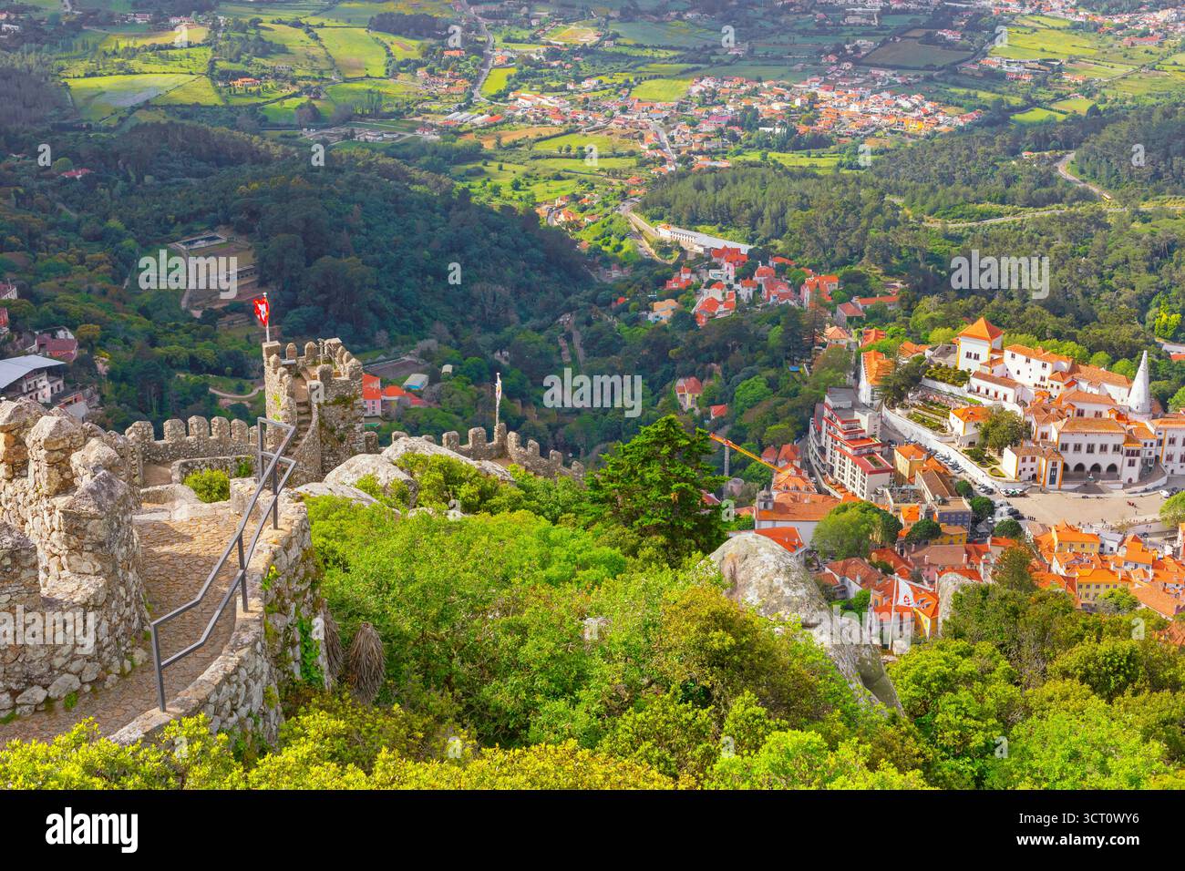 Vista di Castelo dos Mouros e della città di Sintra in lontananza, Sintra, Portogallo Foto Stock
