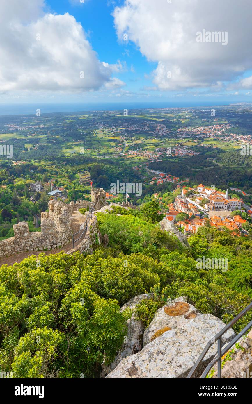 Vista di Castelo dos Mouros e della città di Sintra in lontananza, Sintra, Portogallo Foto Stock
