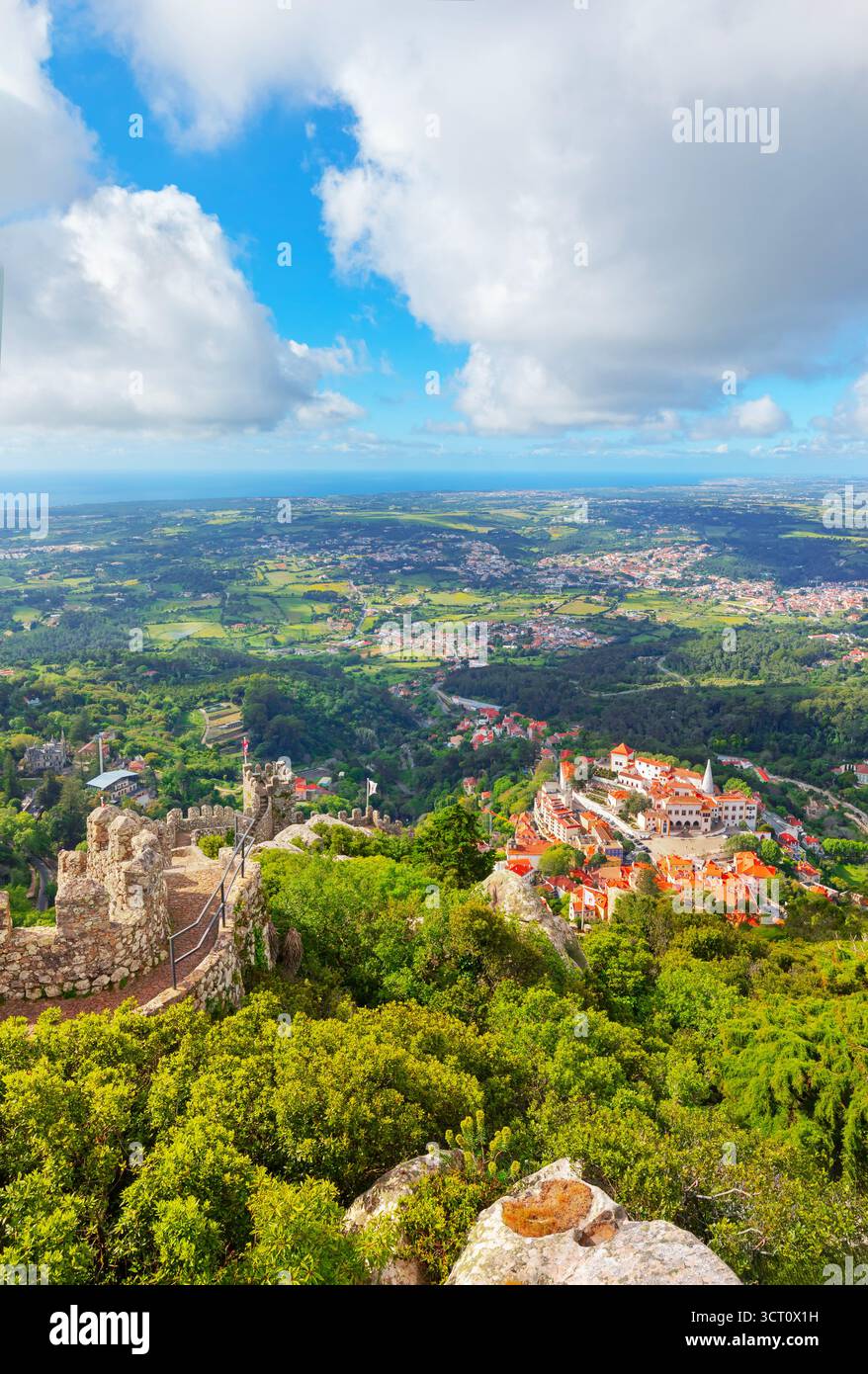 Vista di Castelo dos Mouros e della città di Sintra in lontananza, Sintra, Portogallo Foto Stock