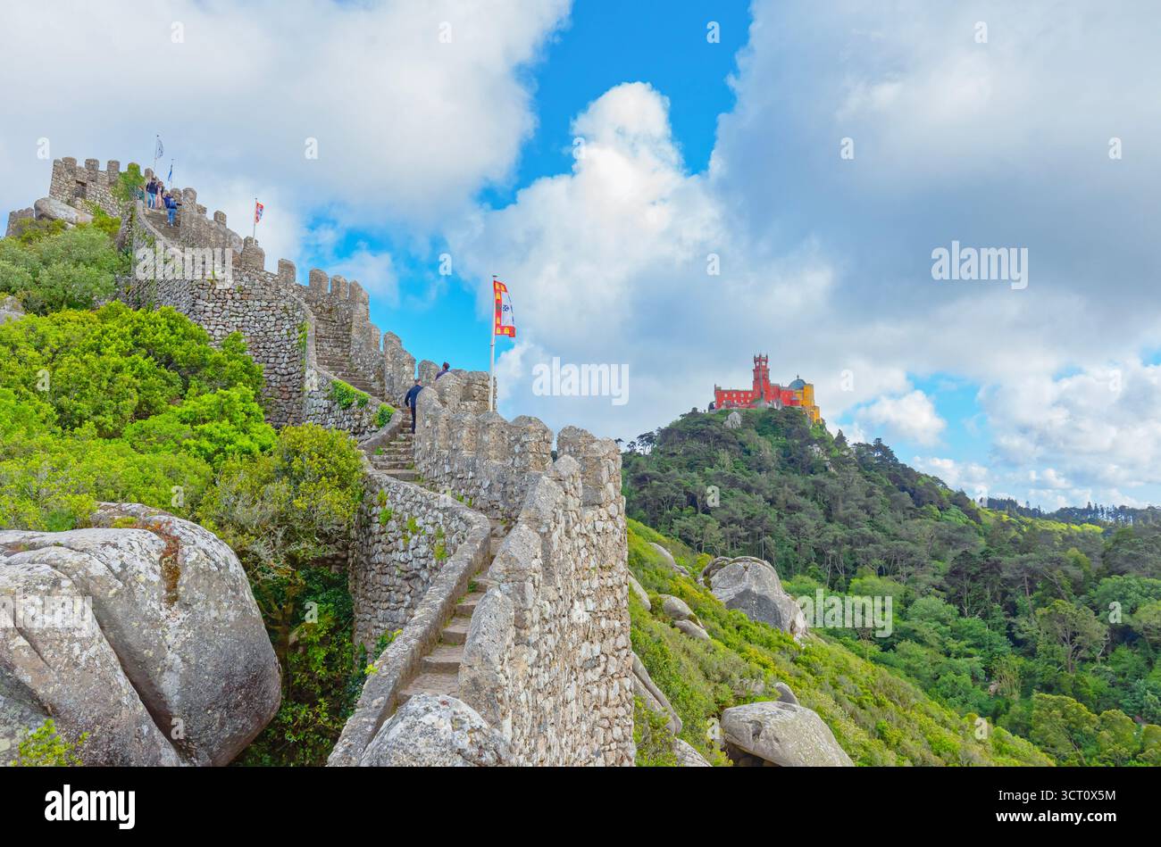 Vista di Castelo dos Mouros e Palazzo da pena in lontananza, Sintra, Portogallo Foto Stock