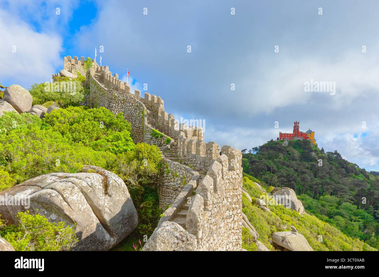 Vista di Castelo dos Mouros e Palazzo da pena in lontananza, Sintra, Portogallo Foto Stock